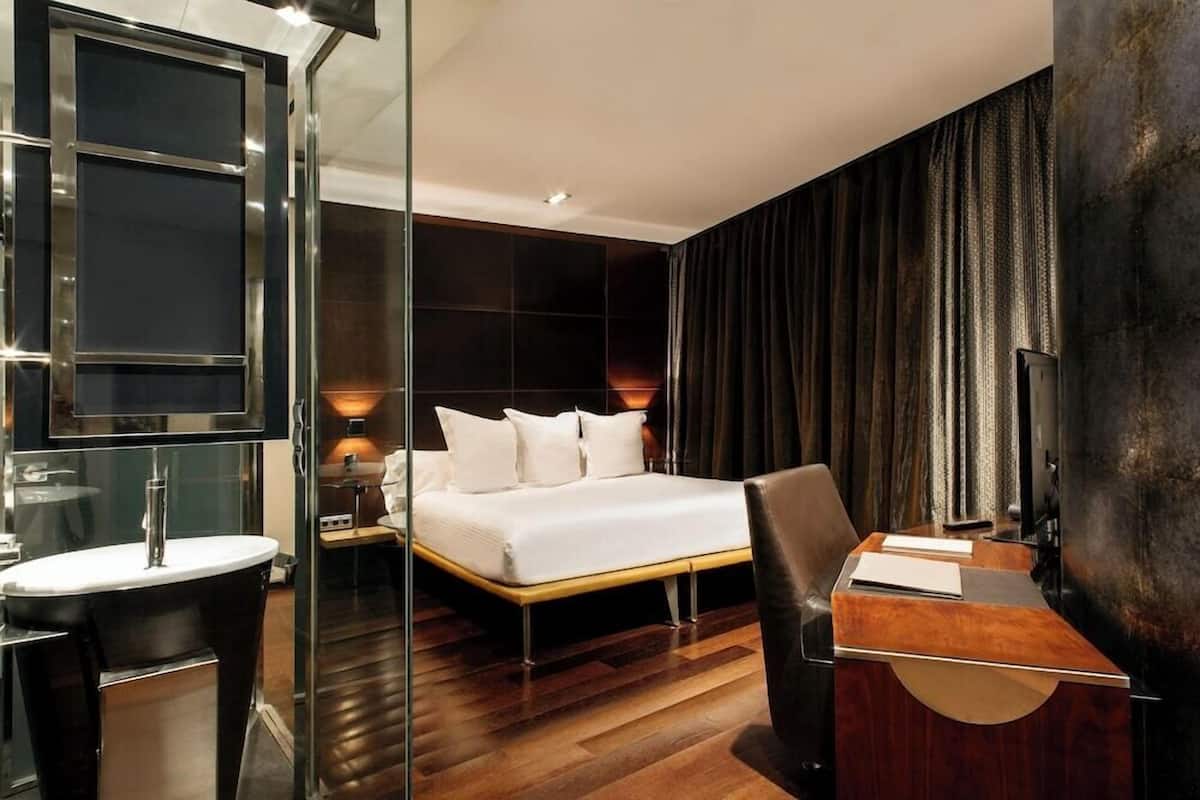 Bộ đồ giường cao cấp, minibar với thức ăn, đồ uống miễn phí