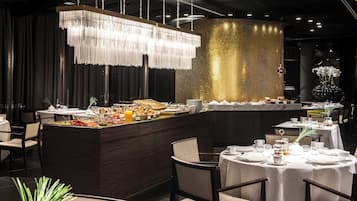 Se ofrece un desayuno bufé (37.95 EUR por persona)