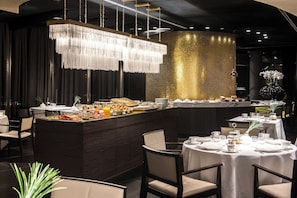Dagelijks ontbijtbuffet (EUR 37.95 per persoon)