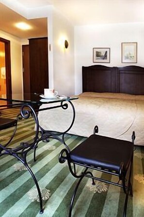 Minibar, in-room safe, desk, iron/ironing board