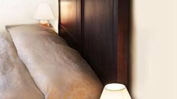 Minibar, caja de seguridad en la habitaciĂłn y escritorio