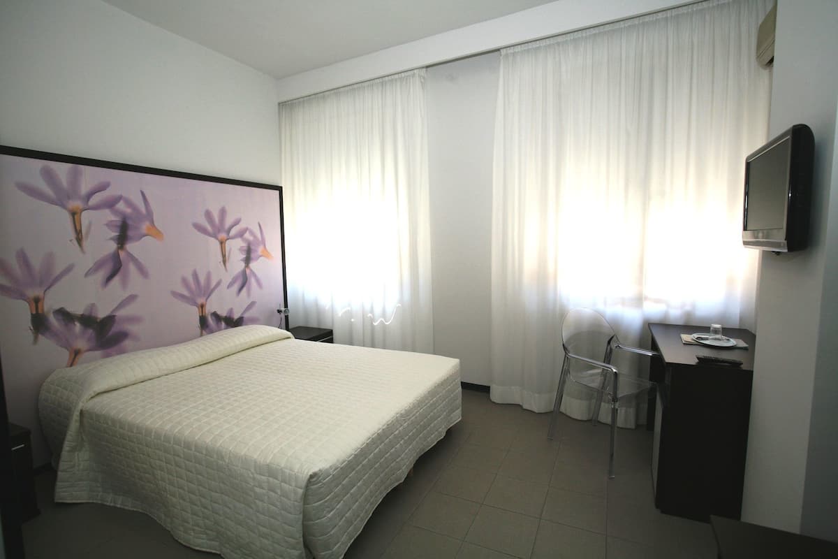 Standard-Doppel- oder -Zweibettzimmer | 1 Schlafzimmer, Minibar, Zimmersafe, Schreibtisch