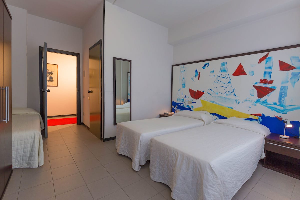 Dreibettzimmer | 1 Schlafzimmer, Minibar, Zimmersafe, Schreibtisch