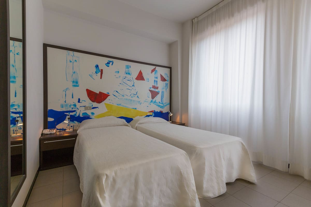Vierbettzimmer | 1 Schlafzimmer, Minibar, Zimmersafe, Schreibtisch