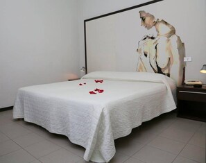 1 غرفة نوم وميني بار وخزنة داخل الغرفة وبديكورات فريدة لكل غرفة