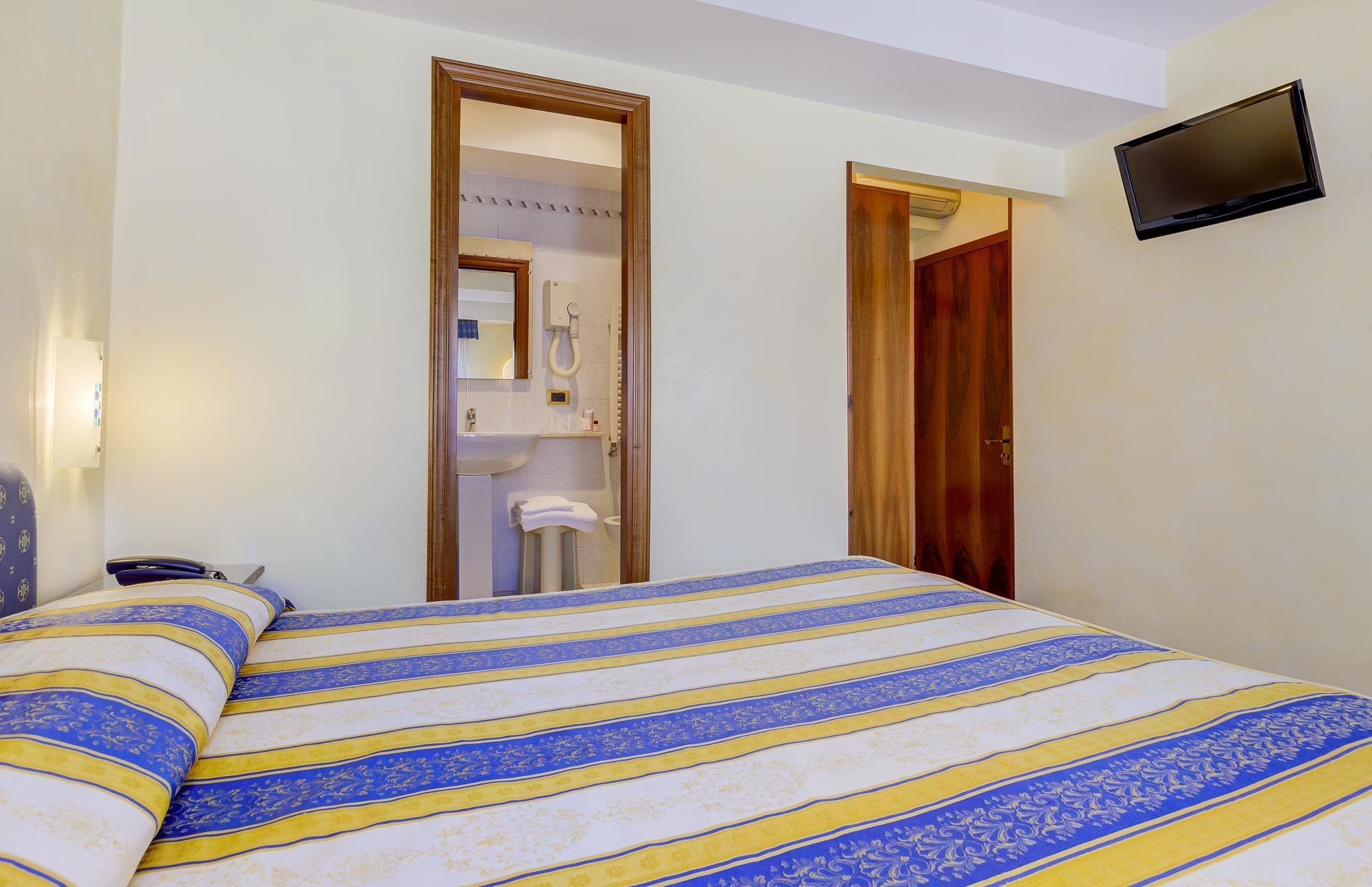 in-room safe, desk, free wifi