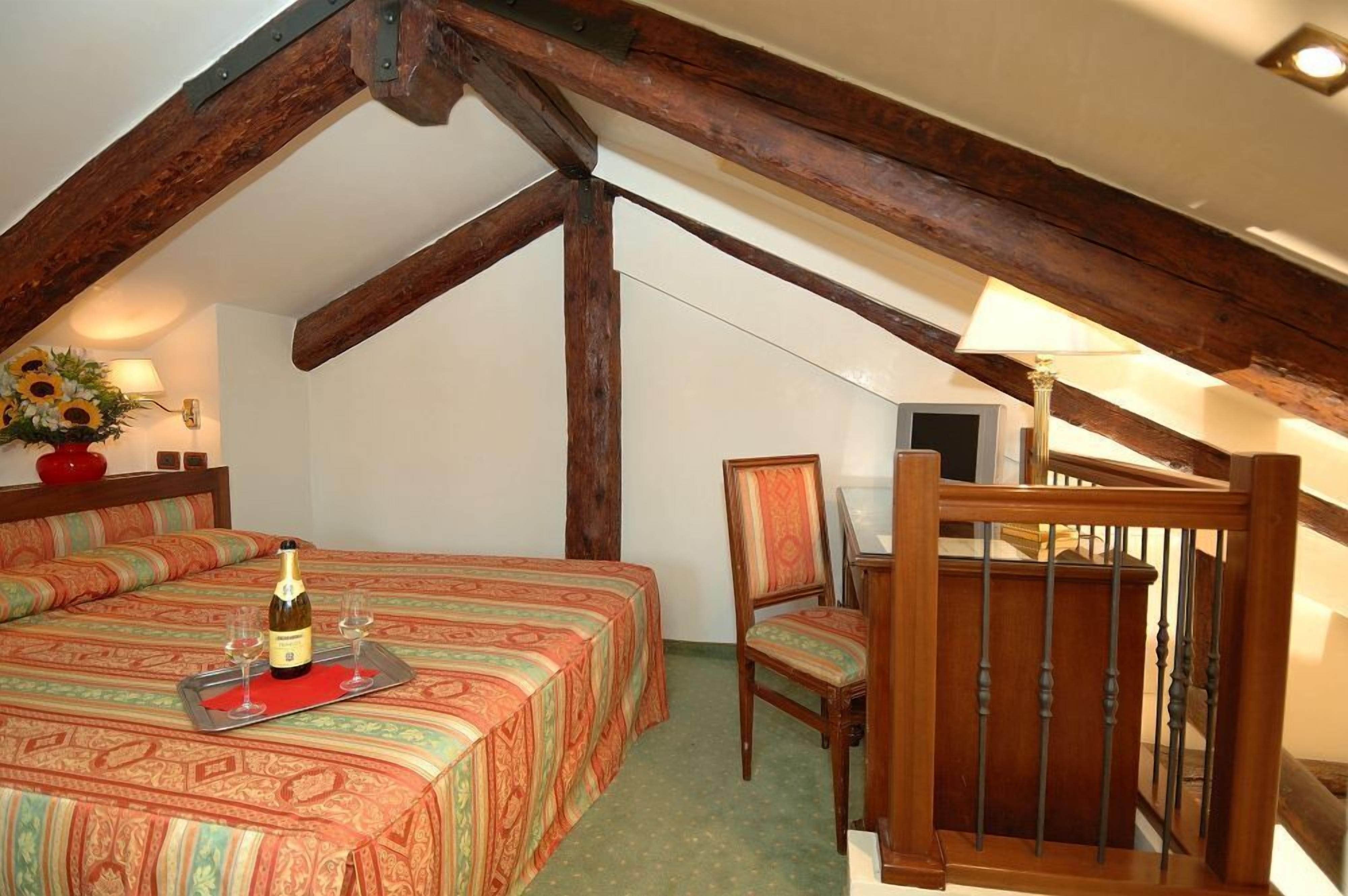 in-room safe, desk, free wifi