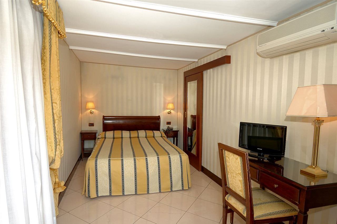 in-room safe, desk, free wifi