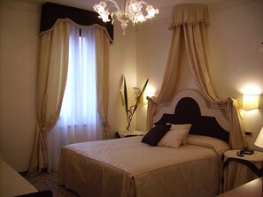 セーフティボックス (室内)、デスク、WiFi (無料)