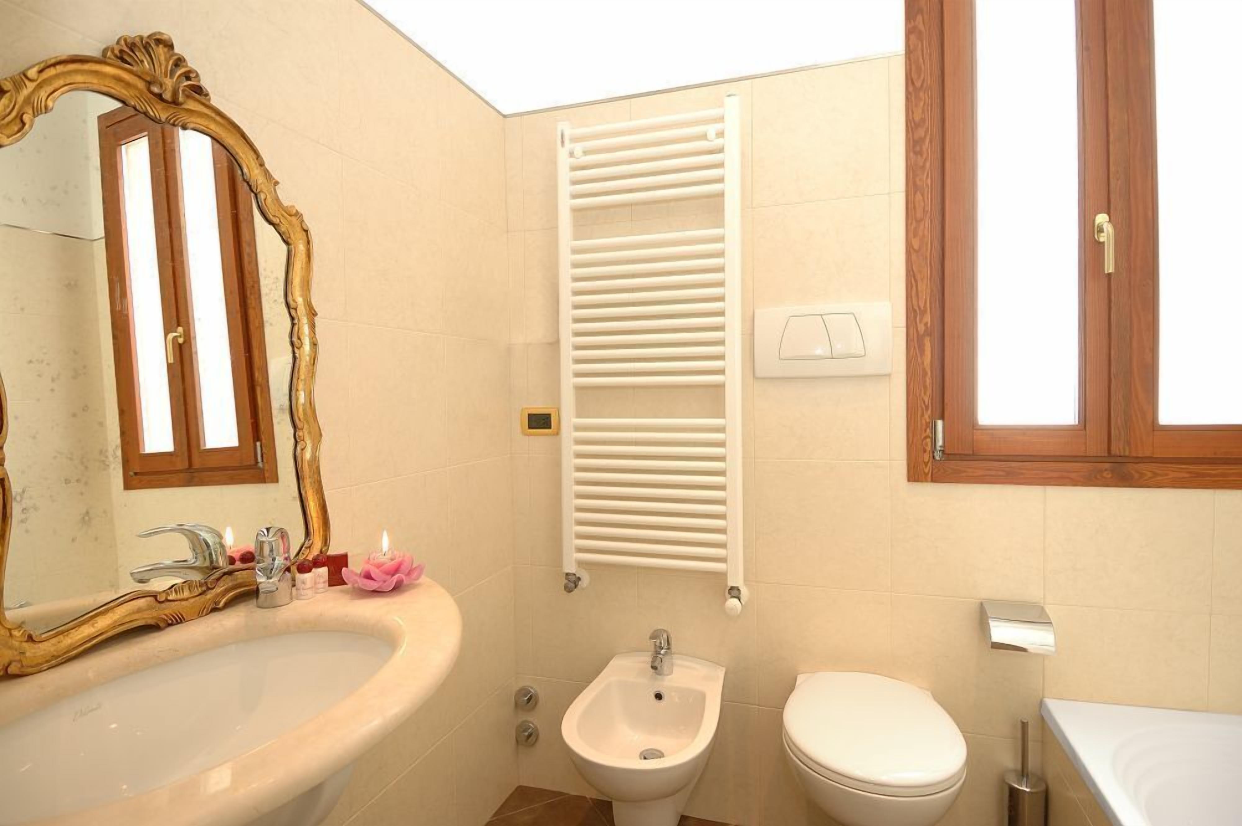 in-room safe, desk, free wifi