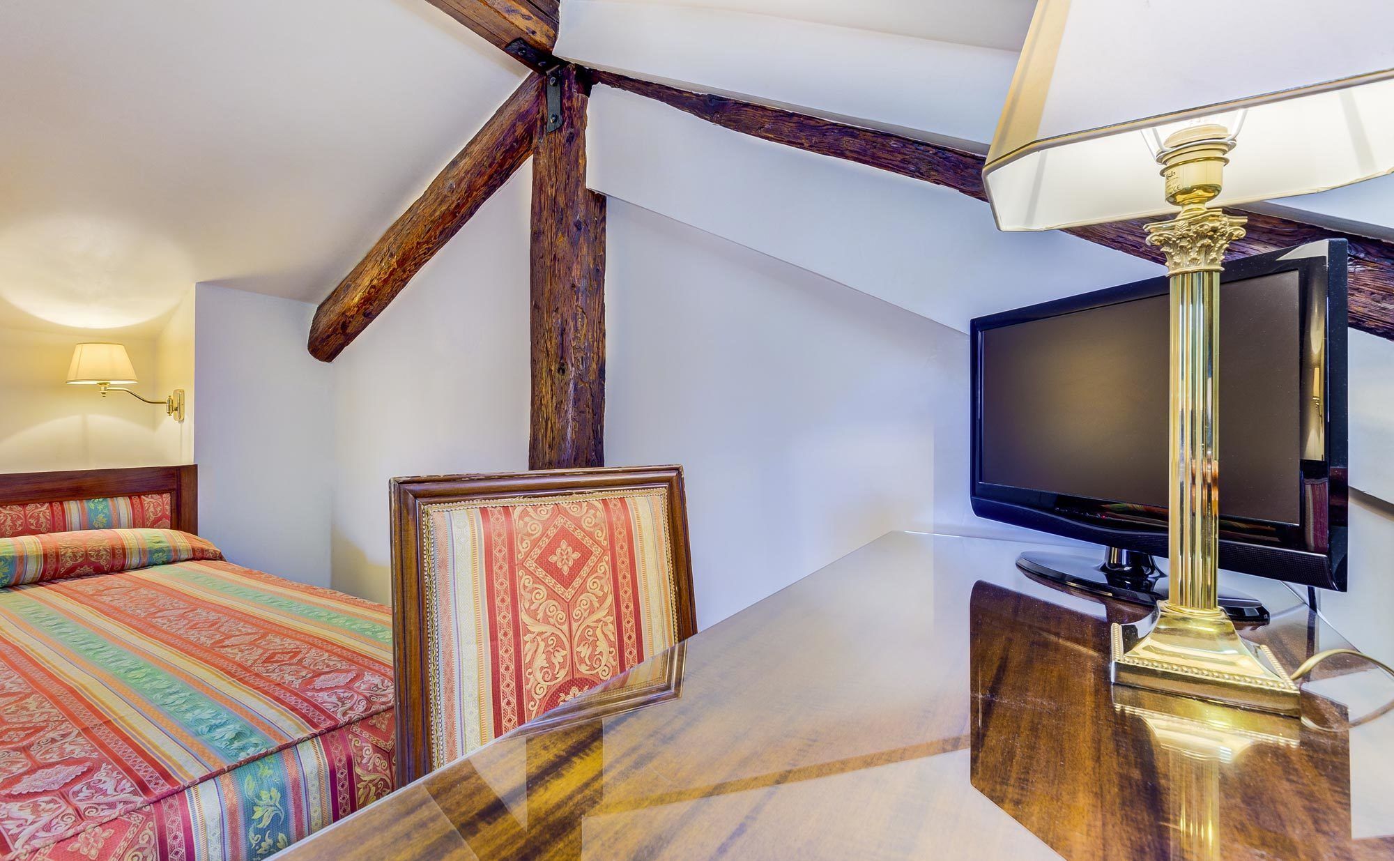 in-room safe, desk, free wifi