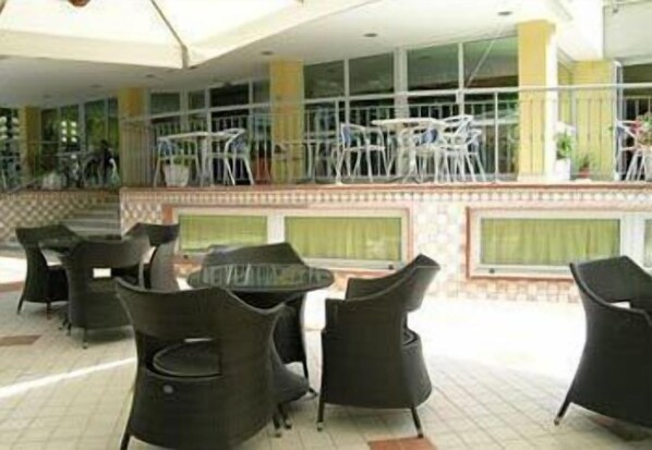 تناول الطعام بالخارج