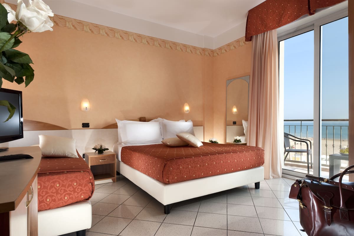In-room safe, cots/infant beds, Internet