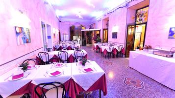 Daily continental breakfast (EUR 10 per person)