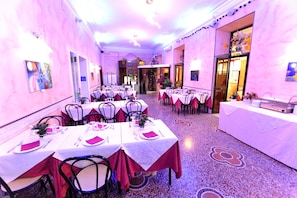 Daily continental breakfast (EUR 10 per person)