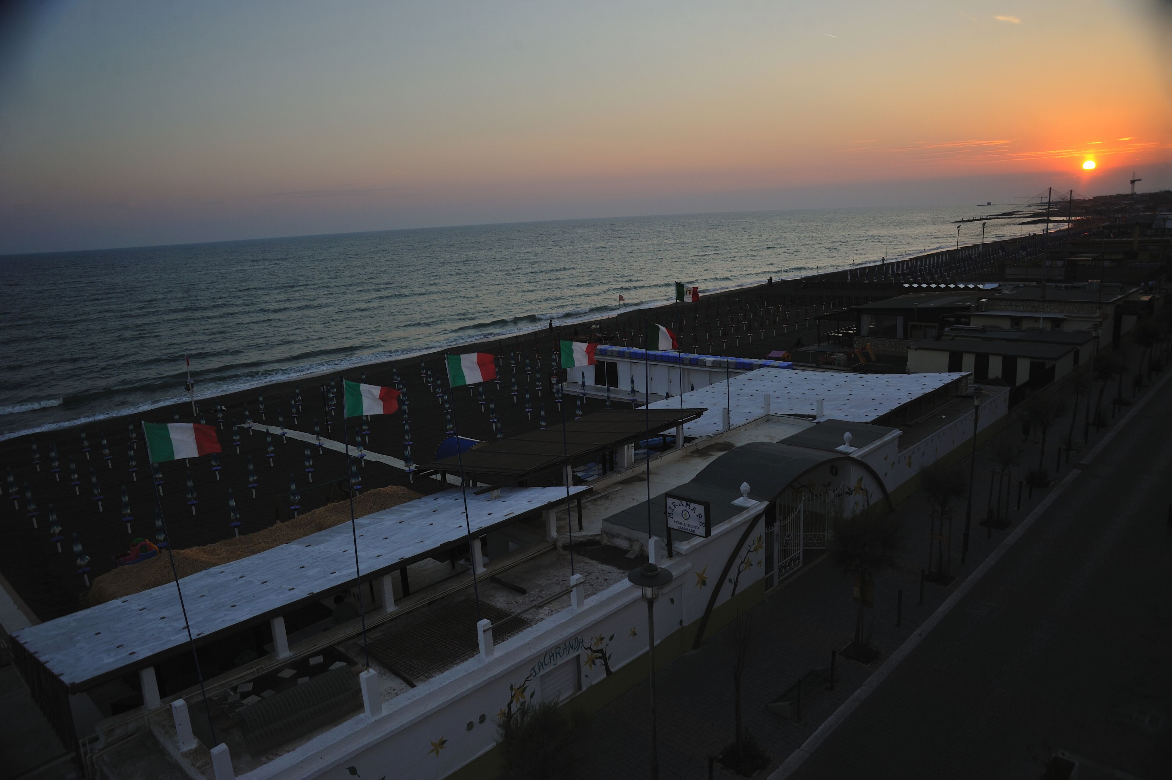 Una playa cerca, sillas reclinables de playa, sombrillas