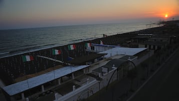 Playa en los alrededores, camastros y sombrillas