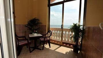 Chambre Double Supérieure, 1 lit double, vue océan | Coin séjour