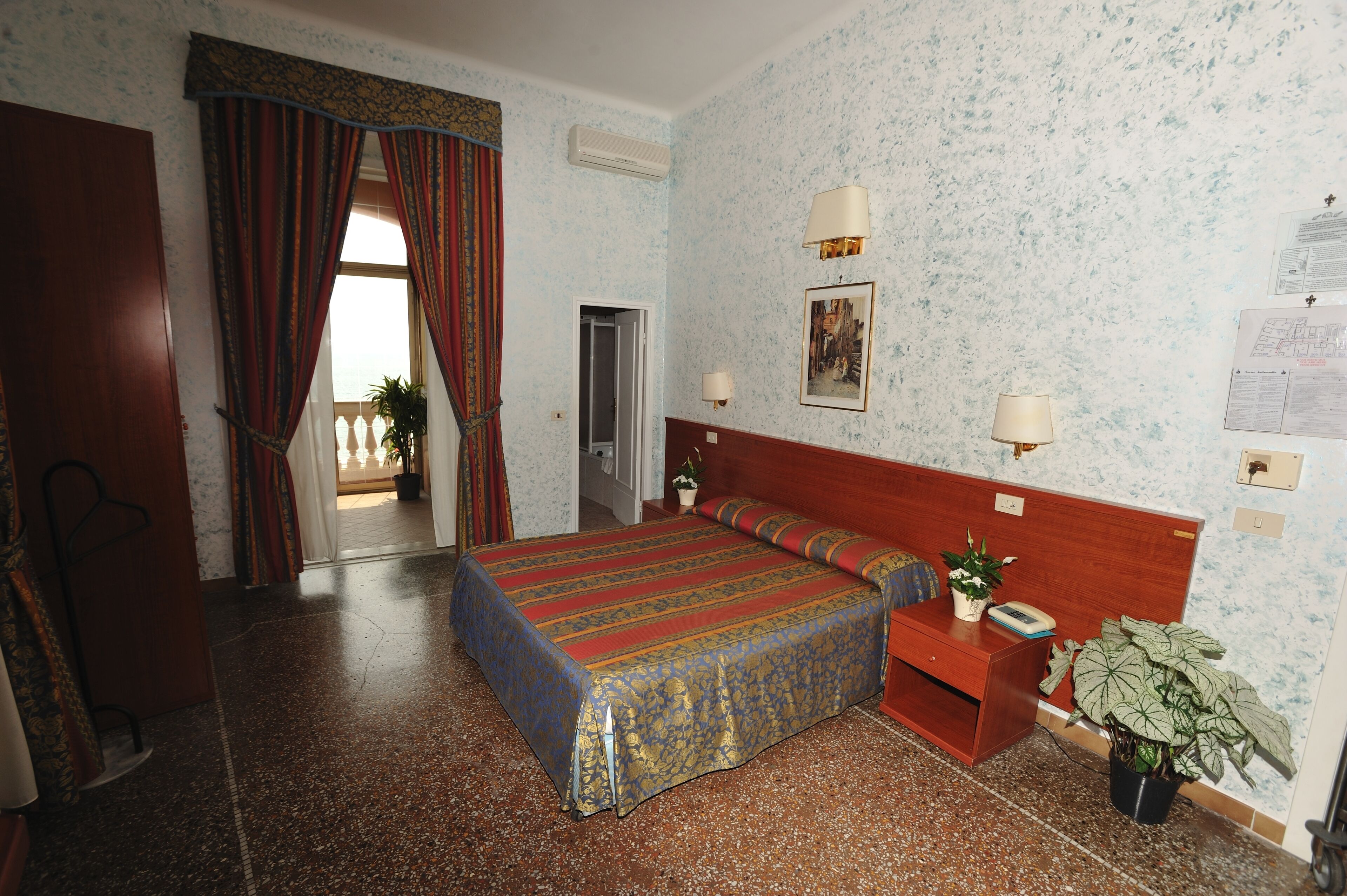 スーペリア ダブルルーム シービュー | ミニバー、セーフティボックス (室内)、デスク、遮光カーテン