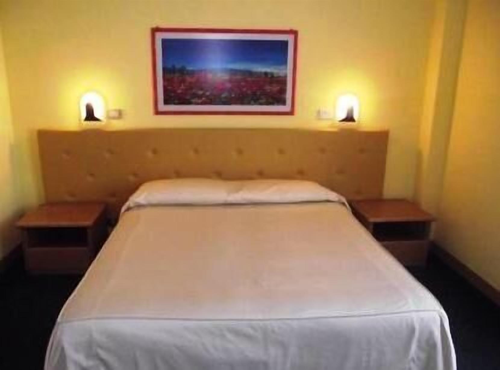 minibar, desk, soundproofing, cots/infant beds