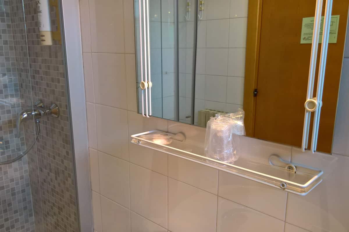 triple room | bathroom | shower, free toiletries, hair dryer, towels