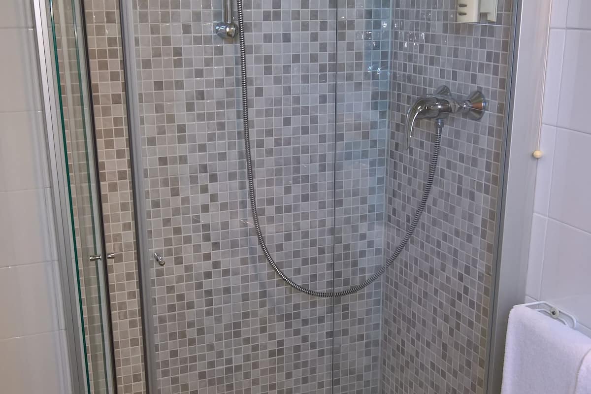 triple room | bathroom | shower, free toiletries, hair dryer, towels