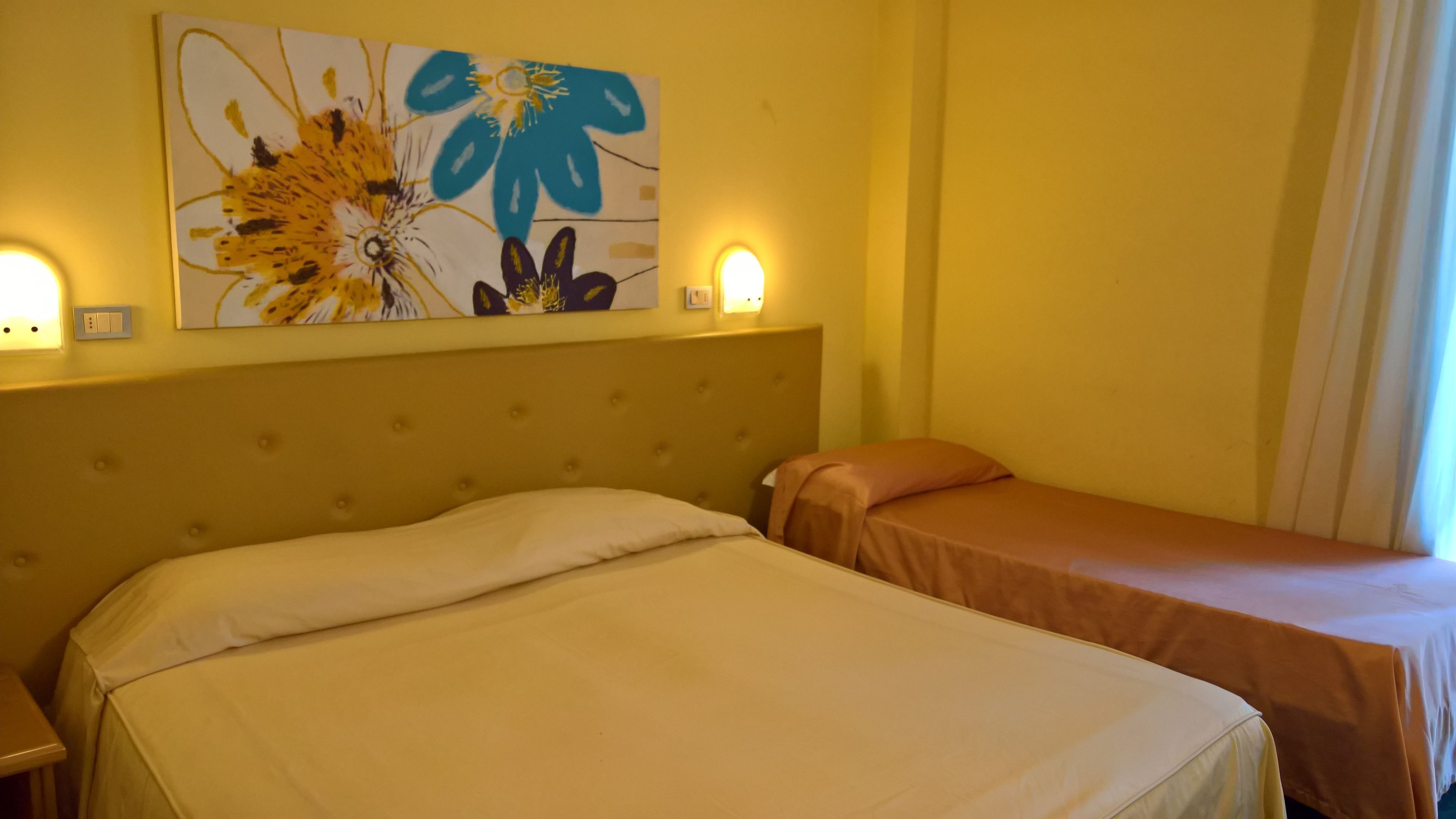 triple room | minibar, desk, soundproofing, cots/infant beds