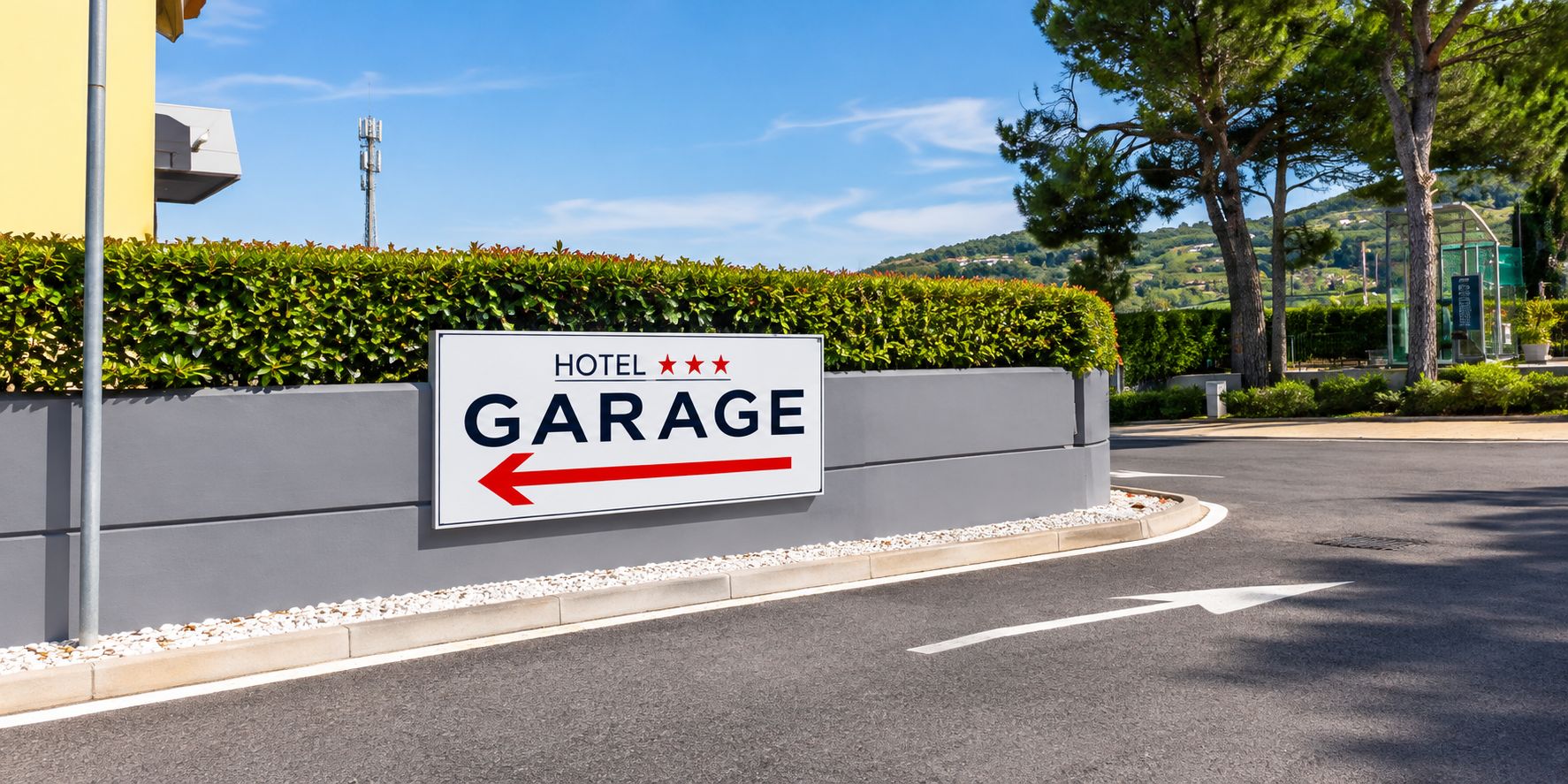 Schild, das eine Hotelgarage mit Pfeil anzeigt.