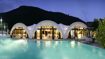 Una piscina al aire libre de temporada