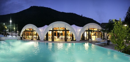 Piscina stagionale all'aperto. Hotel Ristorante Lago Bin
