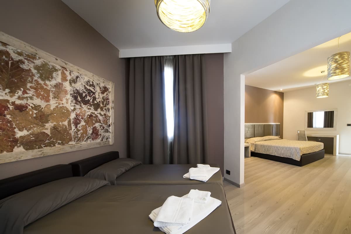 Suite Junior, vista mare parziale | Minibar, una cassaforte in camera, tende oscuranti, Wi-Fi gratuito