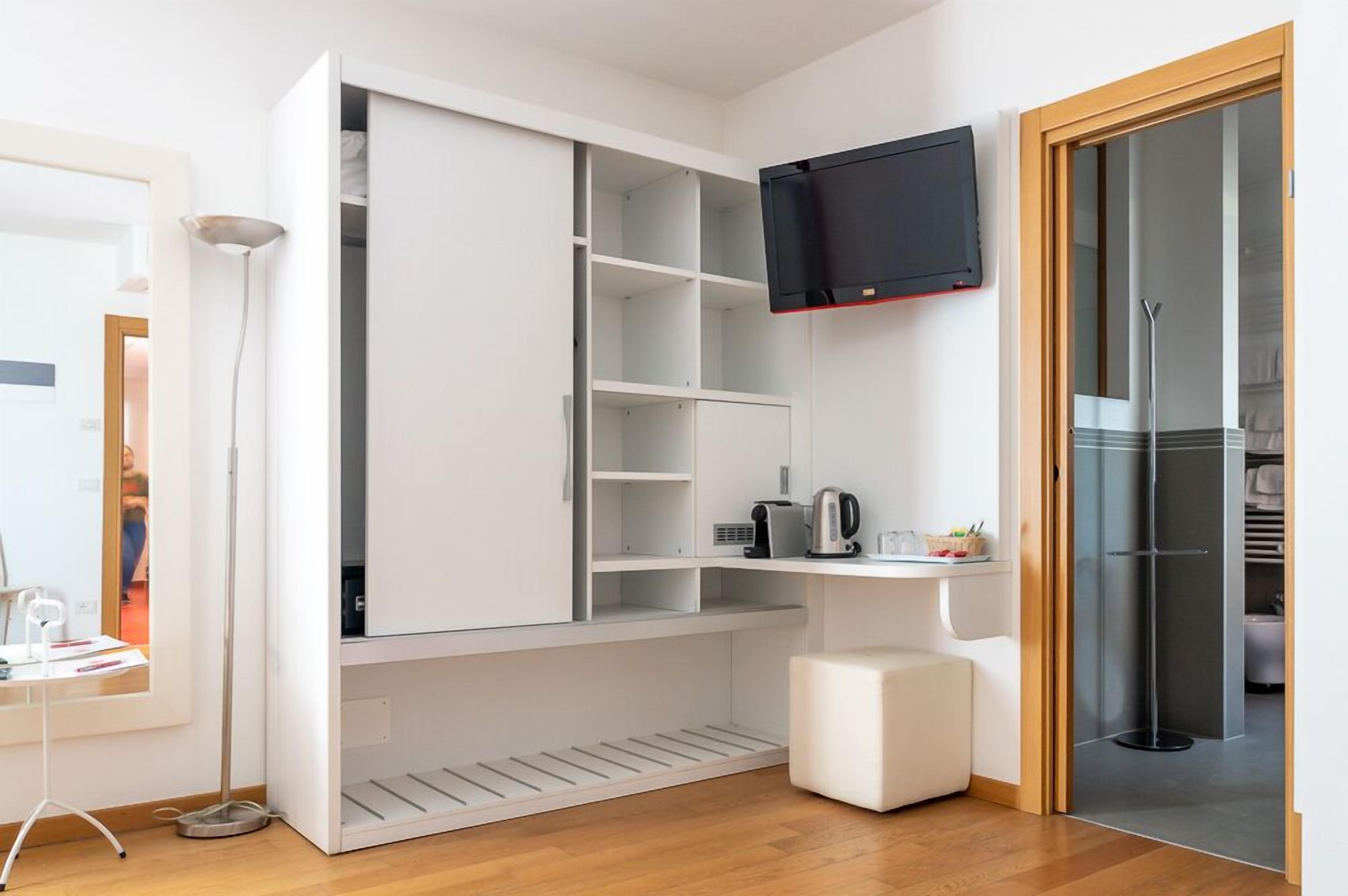 executive triple room | living area | flat-screen tv