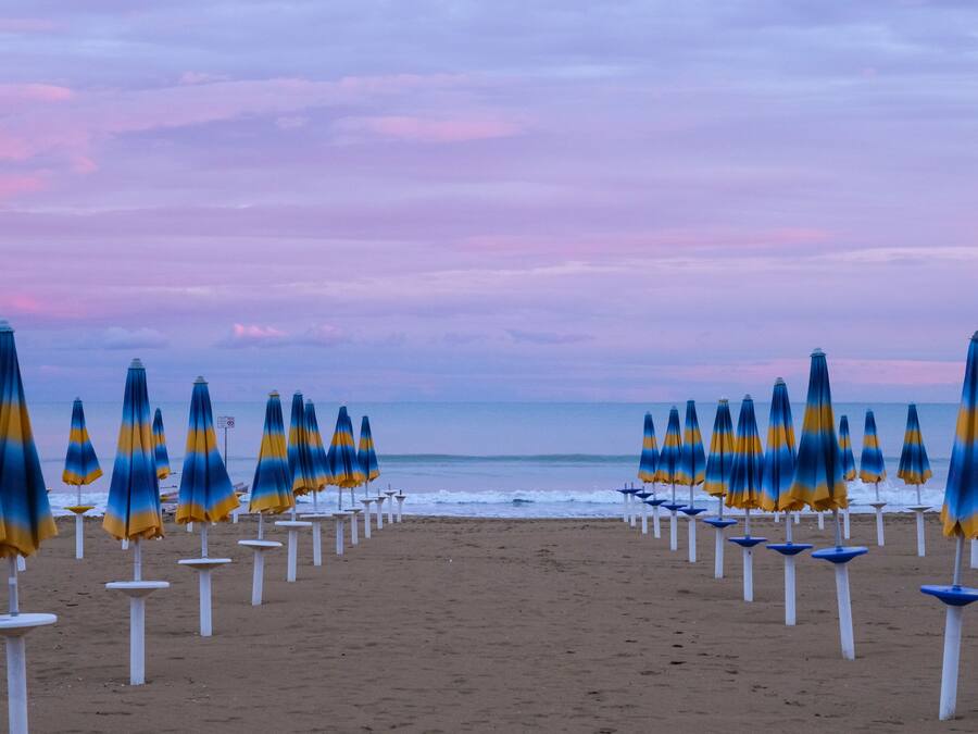 Privat strand i nærheten og solsenger