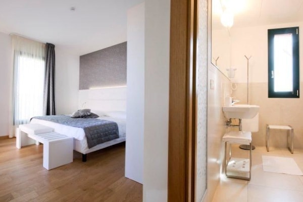 Habitación superior con 1 cama matrimonial o 2 individuales | 1 habitación, caja de seguridad en la habitación y escritorio