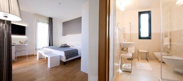 高级双人房或双床房 | 1 多间卧室、客房内保险箱、办公桌、隔音