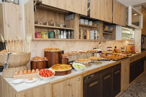 Daily continental breakfast (EUR 10 per person)