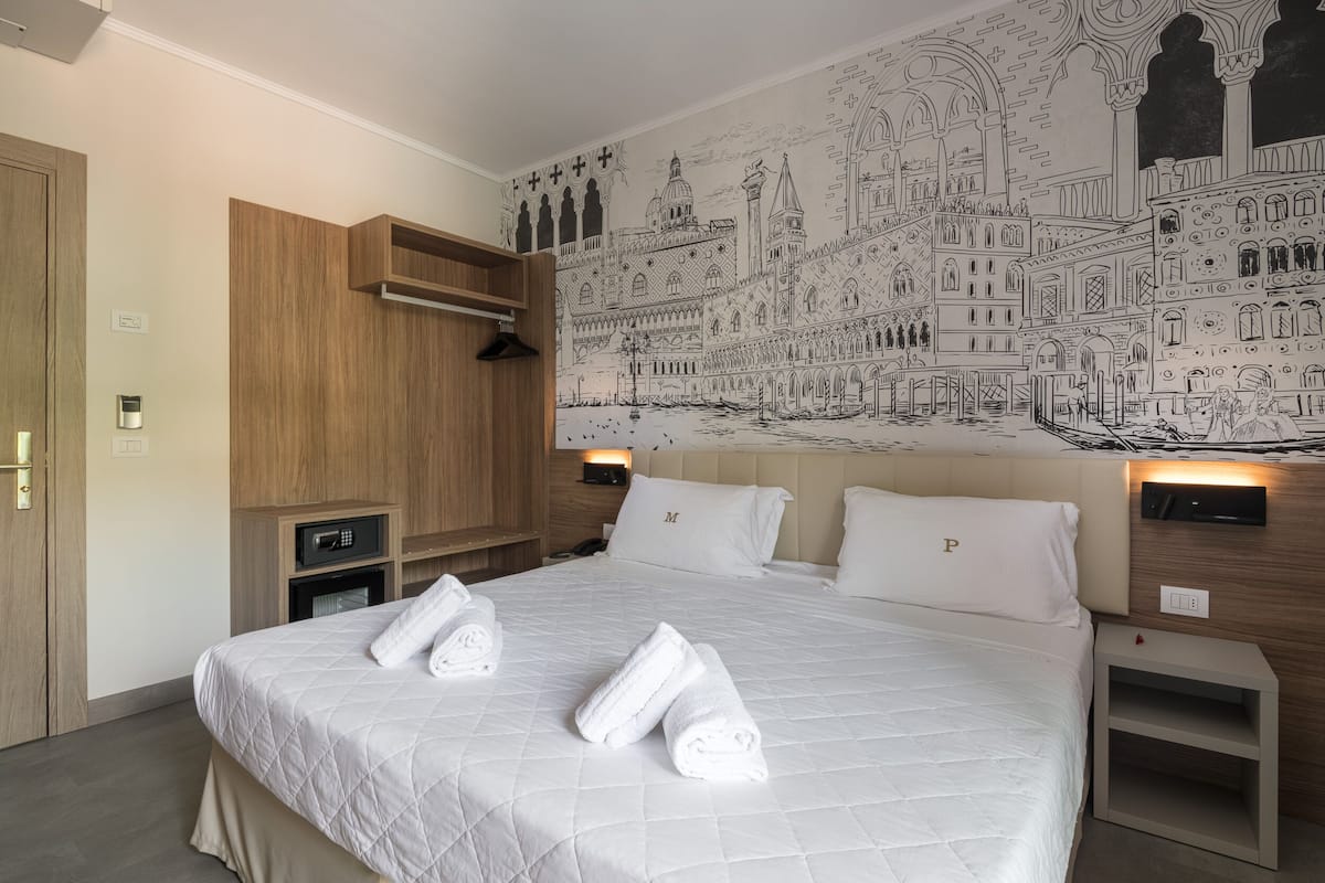 1 bedroom, in-room safe, desk, soundproofing