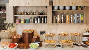 Ein reichhaltiges Buffet mit verschiedenen Speisen und Beilagen.