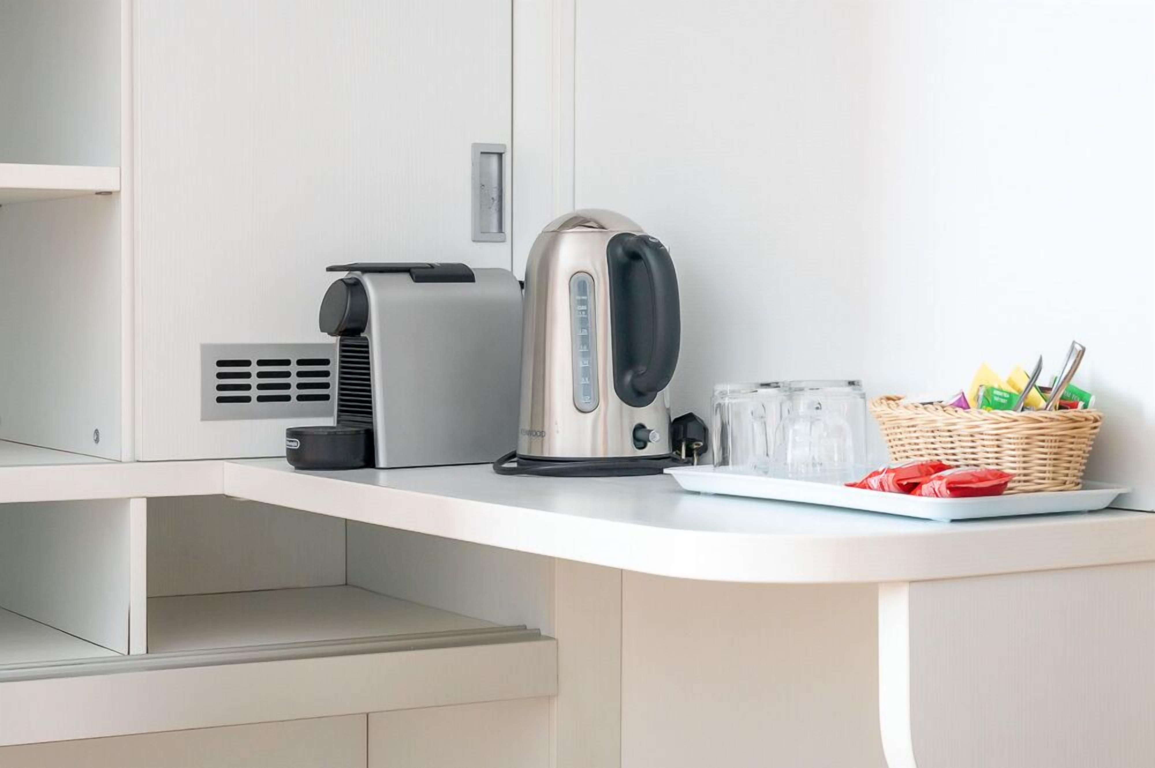 executive triple room | living area | flat-screen tv