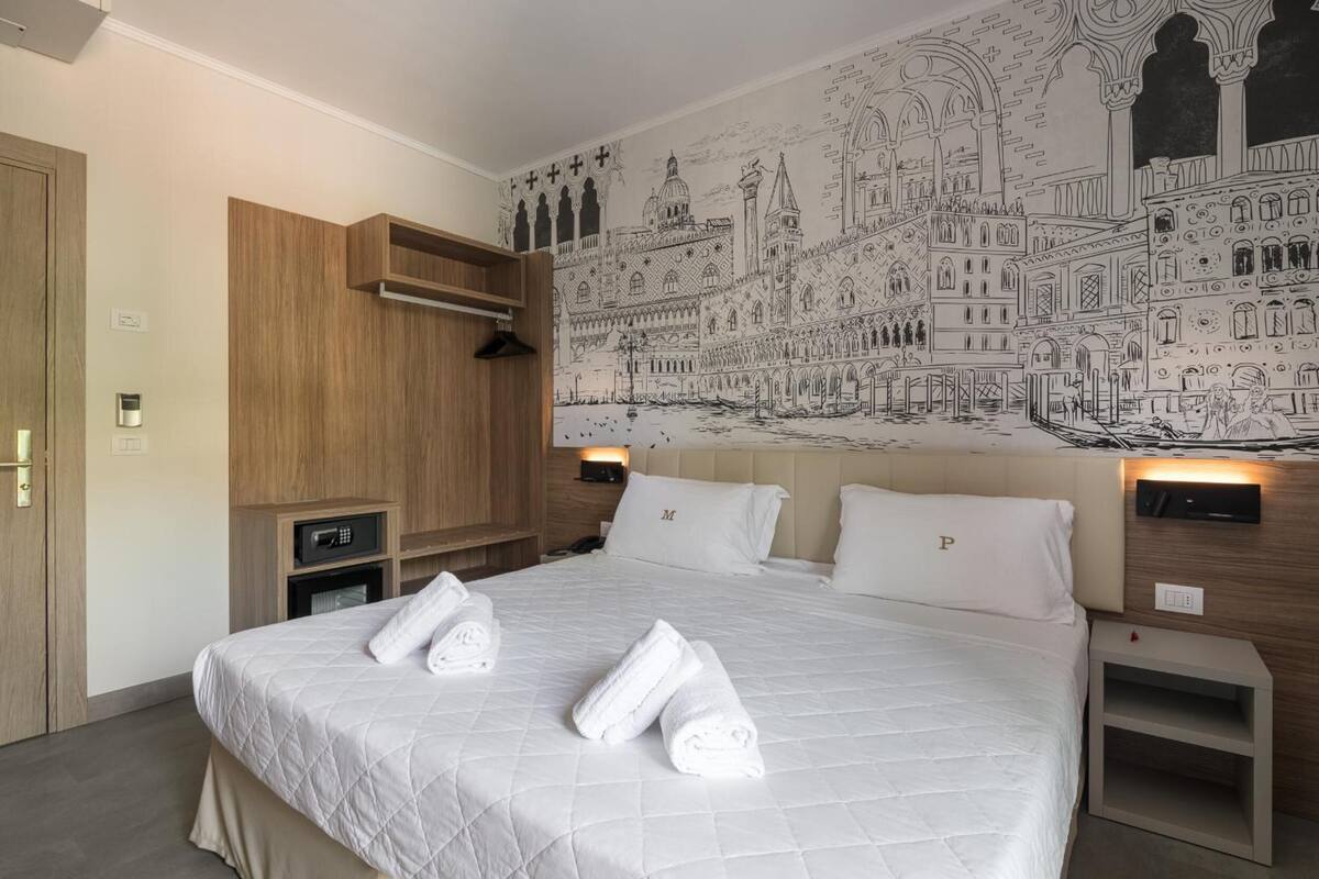 In-room safe, desk, soundproofing, WiFi (free)