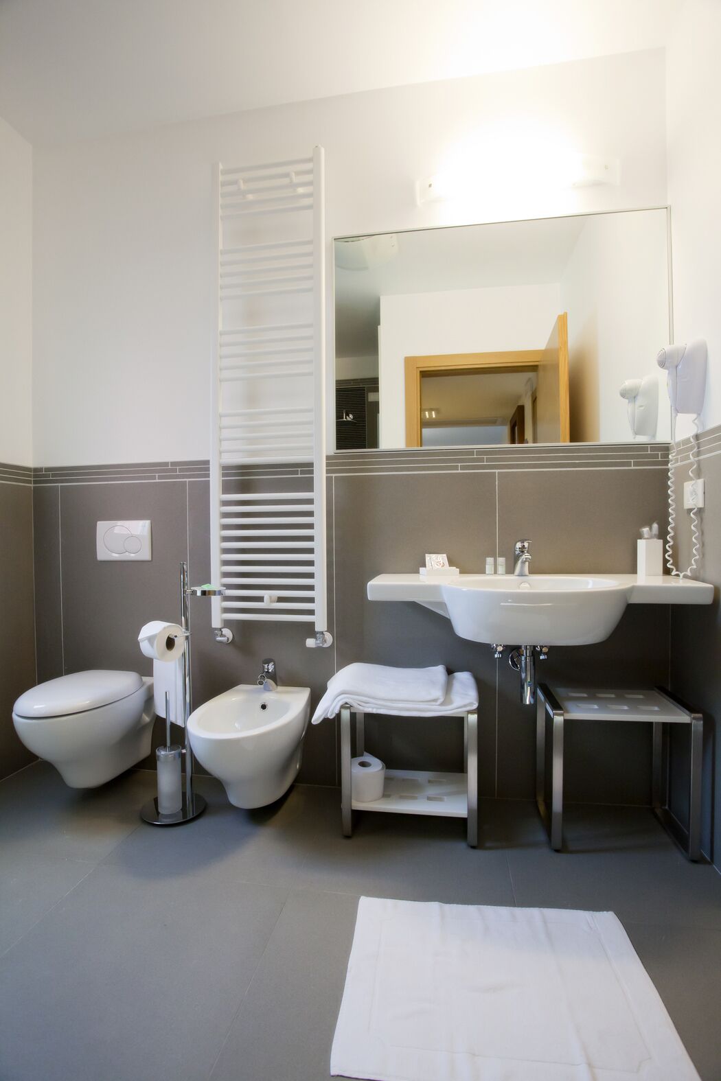 deluxe suite | bathroom | shower, free toiletries, hair dryer, towels