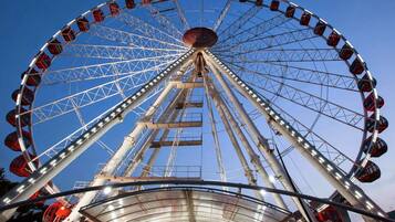 Une grande roue avec des cabines, un moyeu central et une structure de soutien.