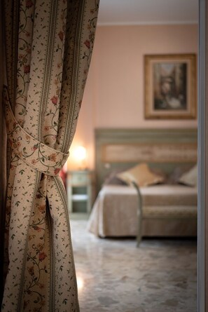 Minibar, in-room safe, desk, laptop workspace - Hotel President (Rimini)