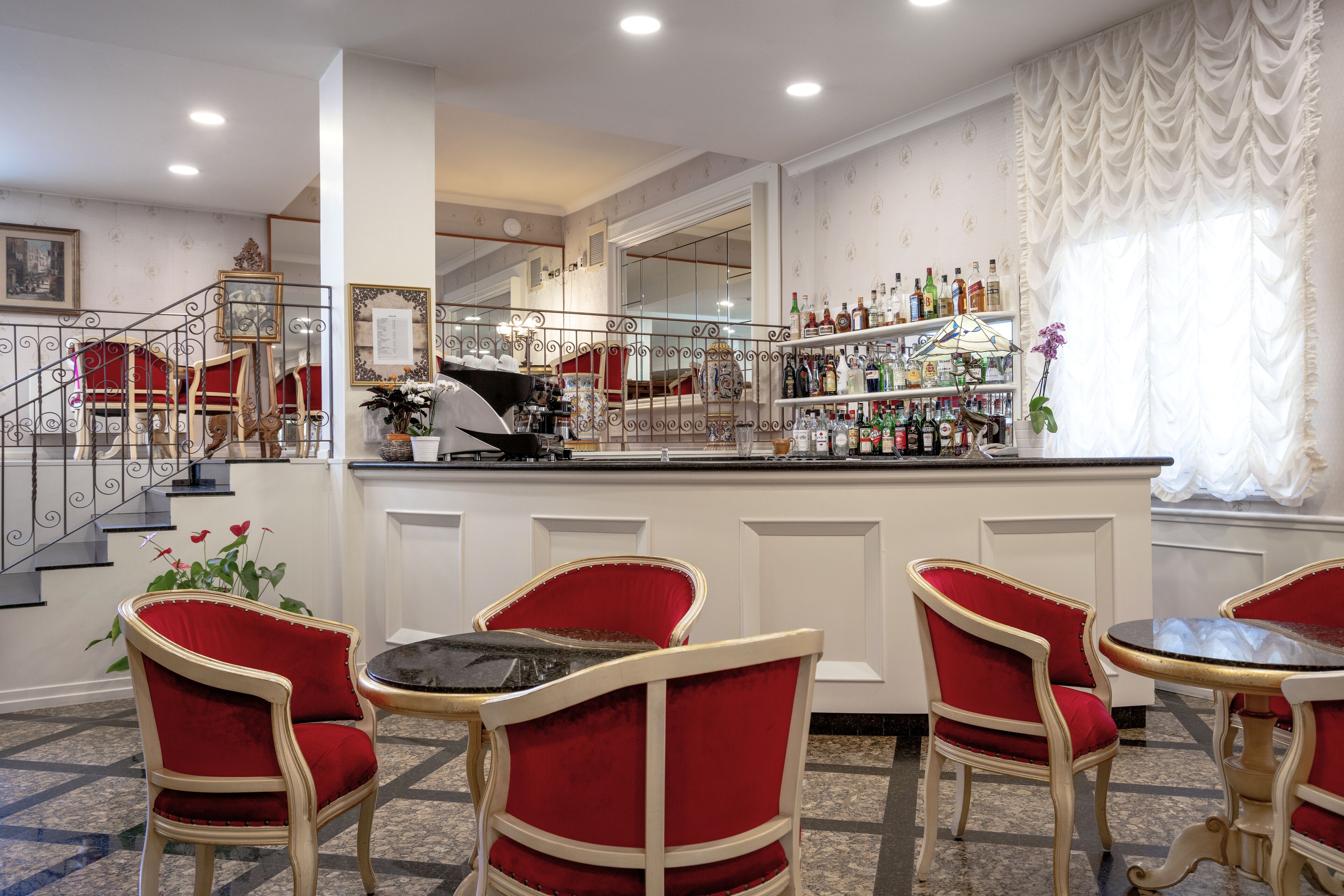 serves breakfast, lunch and dinner