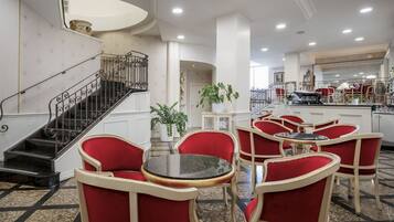 Serves breakfast, lunch and dinner