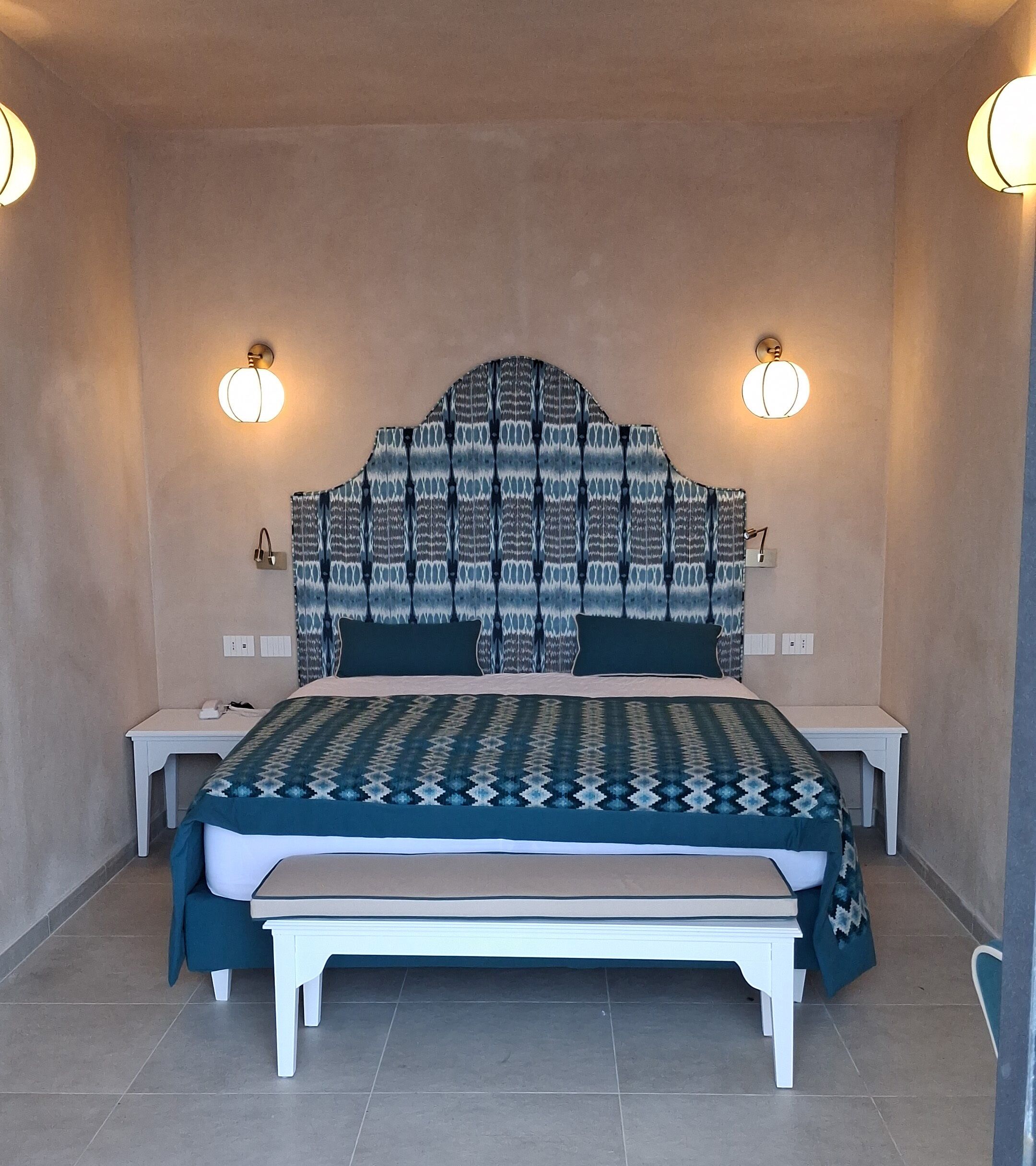 Deluxe Room, Sea View | 1 bedroom, minibar, in-room safe, desk