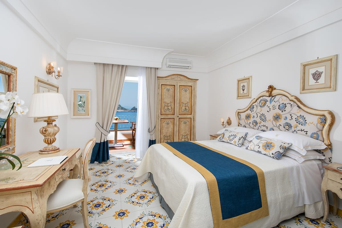 Deluxe tweepersoonskamer, balkon, uitzicht op zee | 1 slaapkamer, een minibar, een kluis op de kamer