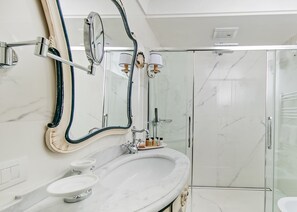 Artículos de higiene personal gratuitos, secador de pelo y zapatillas