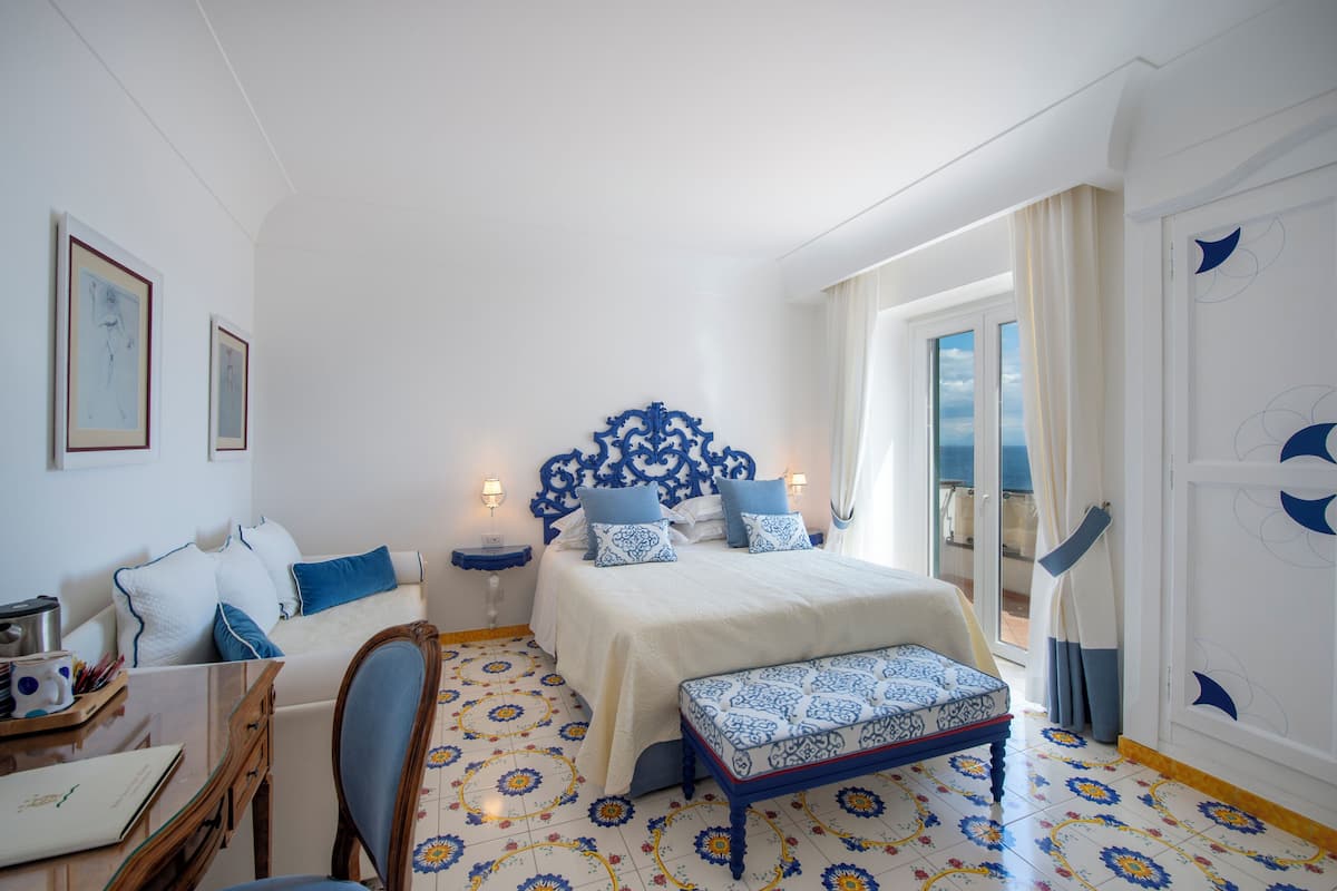 Superior tweepersoonskamer, balkon, uitzicht op zee | 1 slaapkamer, een minibar, een kluis op de kamer