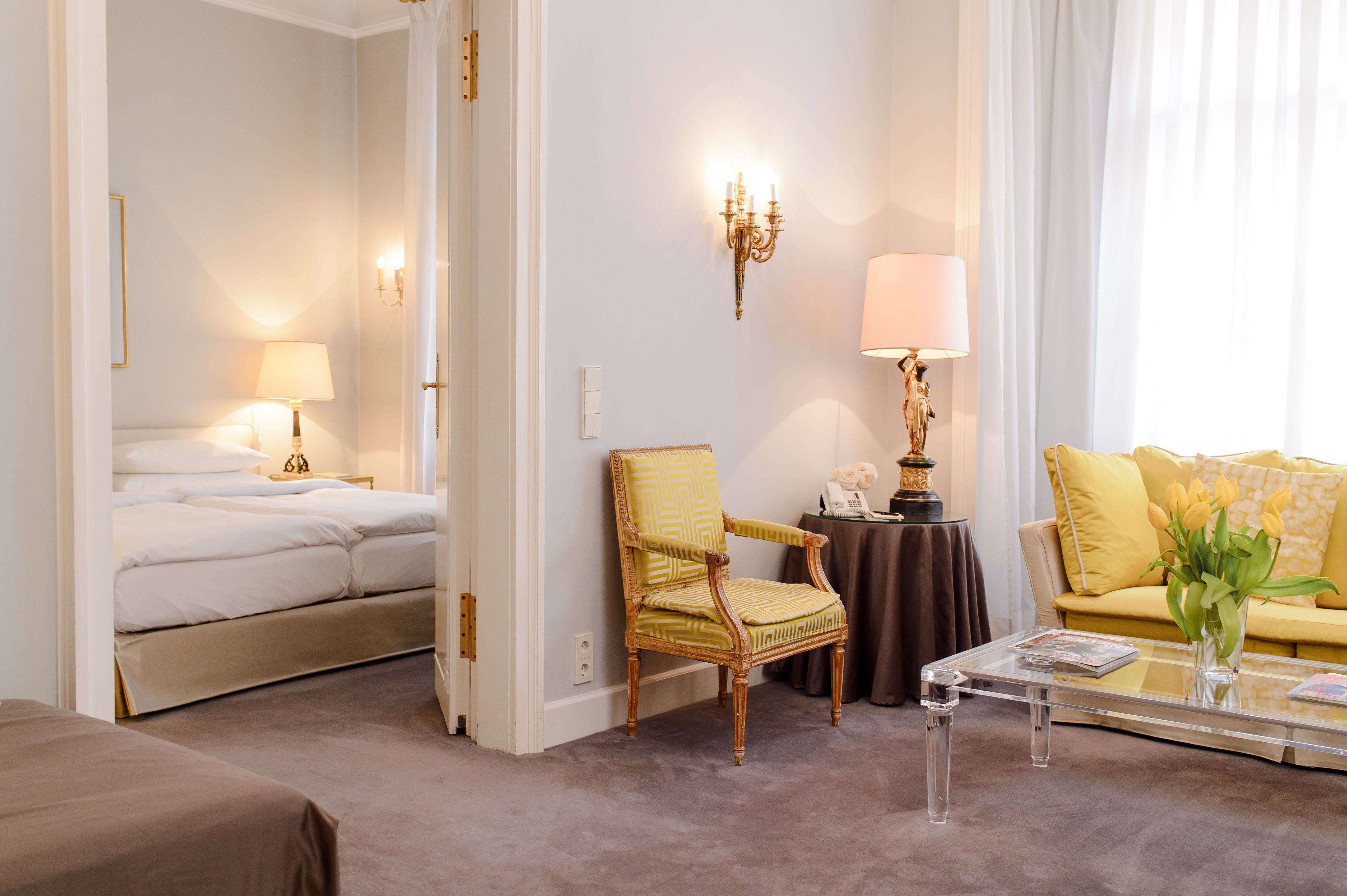 suite | living room | tv